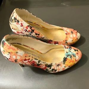 Floral Print Pumps with wooden heel.